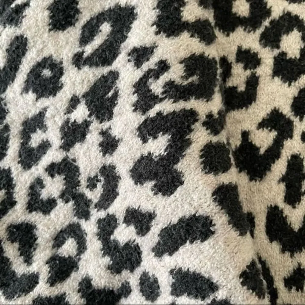 Yet‎ Again Leopard Cropped Sweater Size Small Black/White